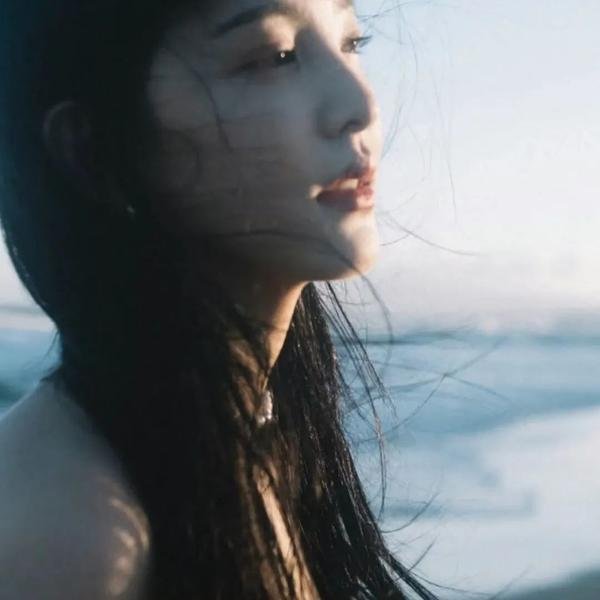 年轻女人